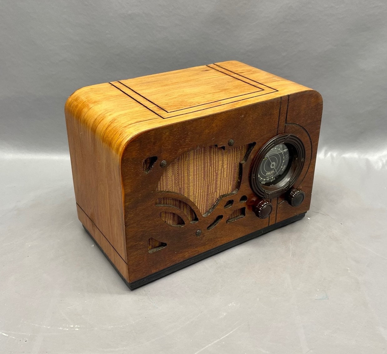 1937 Airline Radio Model 62-425 Mid Century Radio.  FREE Shipping.  Antique Radio. Vintage Radio. Mid Century Radio.