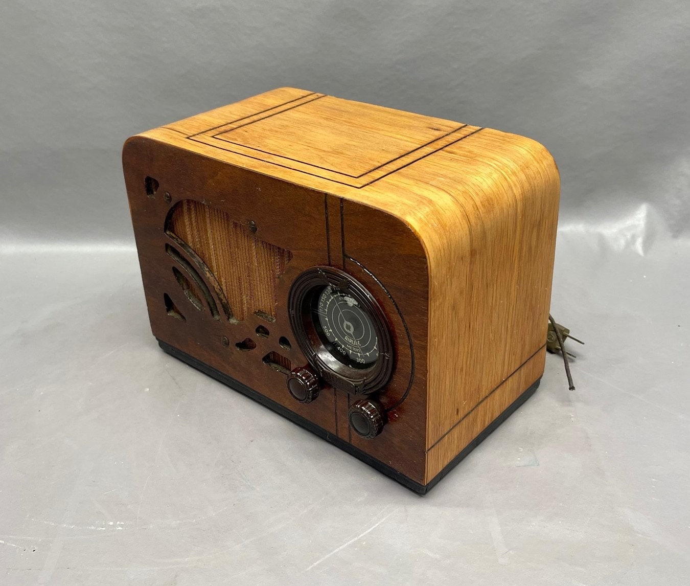 1937 Airline Radio Model 62-425 Mid Century Radio.  FREE Shipping.  Antique Radio. Vintage Radio. Mid Century Radio.